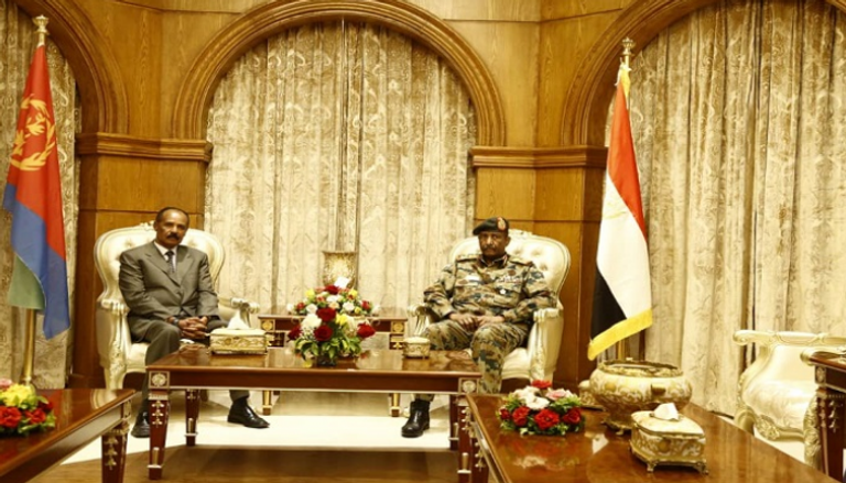 الفريق عبدالفتاح البرهان خلال لقاء الرئيس الإريتري