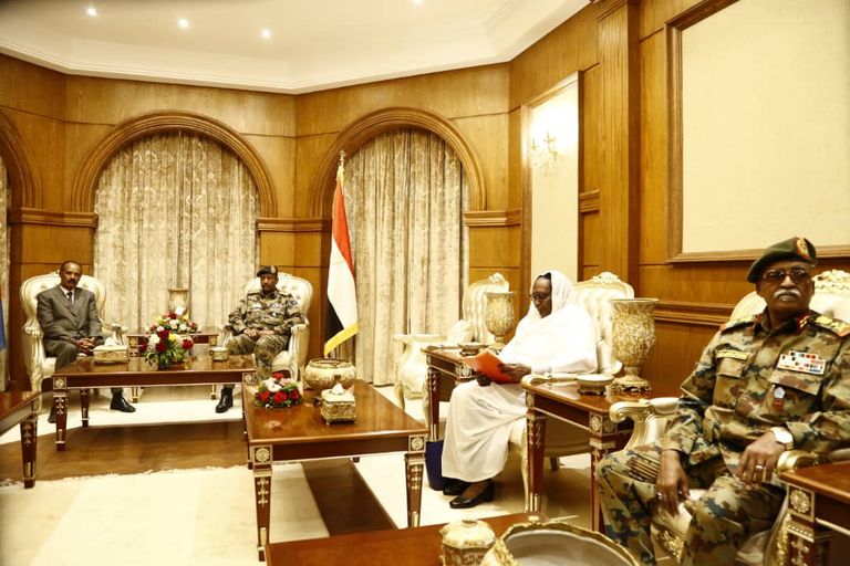 الفريق عبدالفتاح البرهان خلال لقاء الرئيس الإريتري