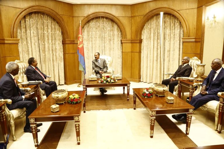 رئيس الوزراء السوداني خلال استقبال الرئيس الإريتري