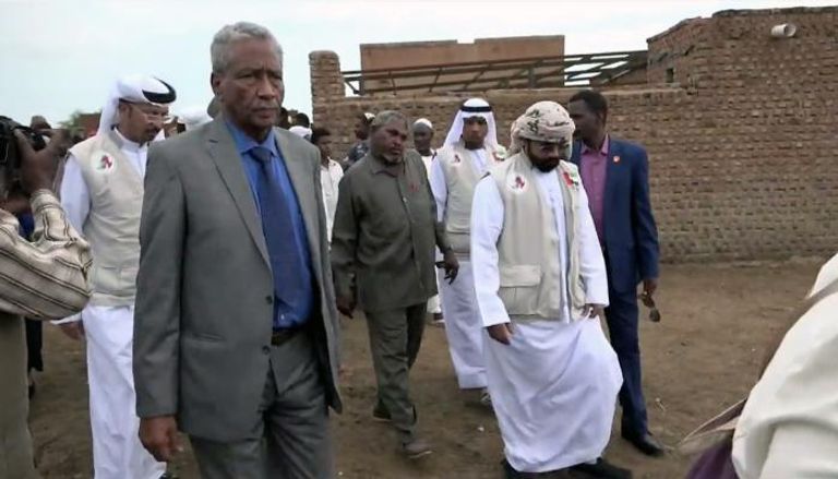 وفد المؤسسة يوزع المساعدات على الأشقاء في السودان - أرشيفية