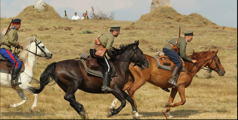 ممثلون يعيدون إحياء معركة جومبينين