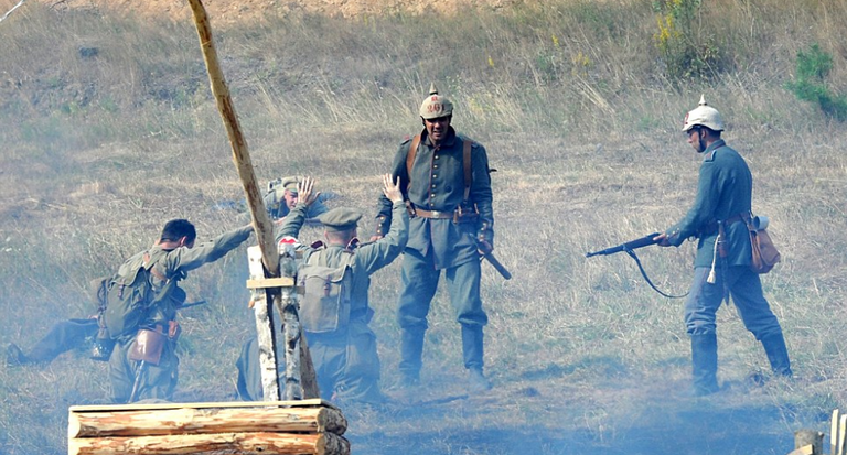 ممثلون يعيدون إحياء معركة جومبينين