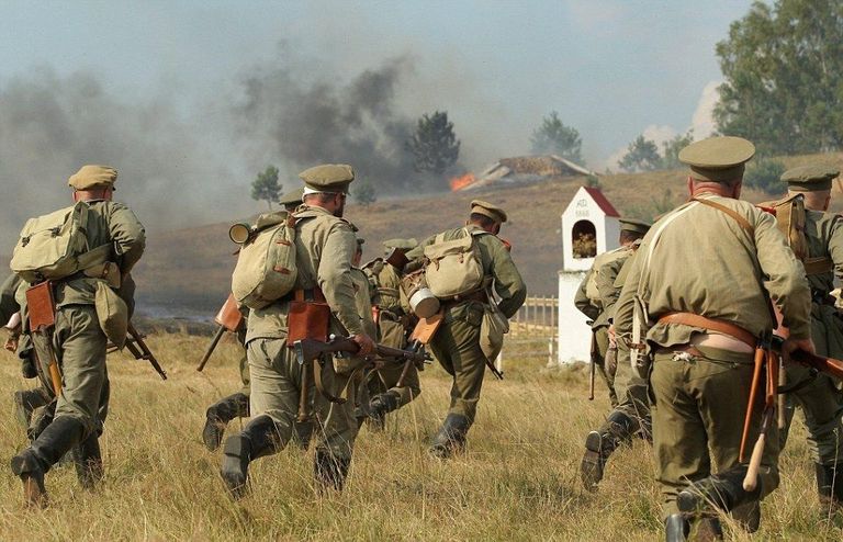 ممثلون يعيدون إحياء معركة جومبينين