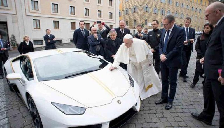 بابا الفاتيكان أثناء توقيعه على سيارة اللامبورجيني - أرشيفية