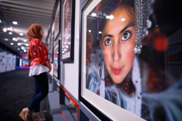 المعرض يرصد جوانب الحياة حول العالم  