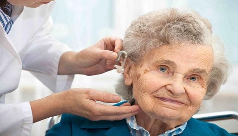 أجهزة السمع تؤخر إصابة كبار السن بالخرف والاكتئاب