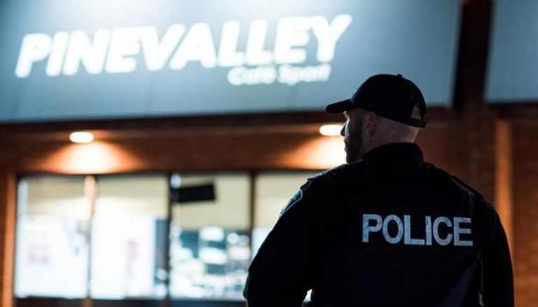 شرطي بأحد شوارع مدينة أونتاريو الكندية