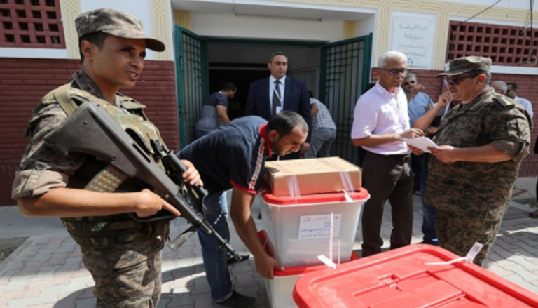 نقل صناديق الاقتراع بأحد المراكز لانطلاق الانتخابات بالداخل التونسي
