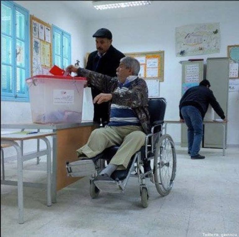 ناخب تونسي من ذوي الاحتياجات الخاصة يدلي بصوته في الانتخابات