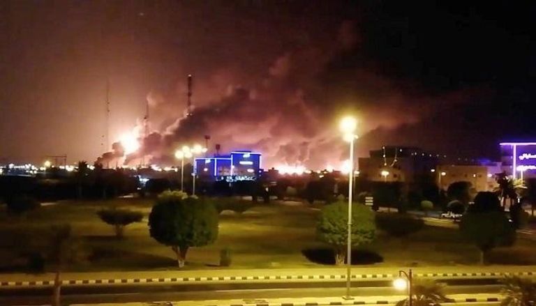 أعمدة دخان تتصاعد من منشآت نفطية سعودية السبت الماضي - رويترز