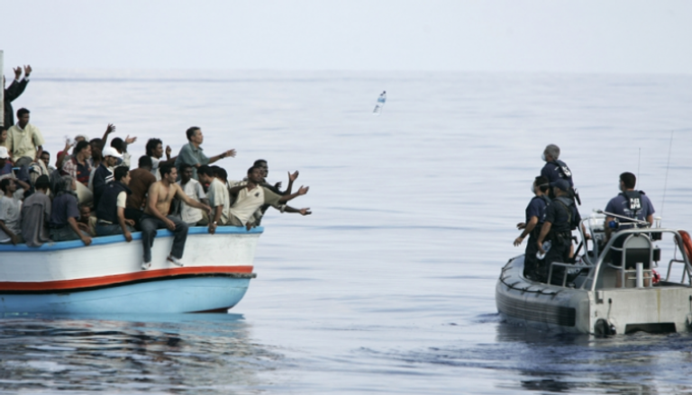قارب لمهاجرين غير شرعيين يستنجد بعناصر أمن قبالة سواحل أوروبا