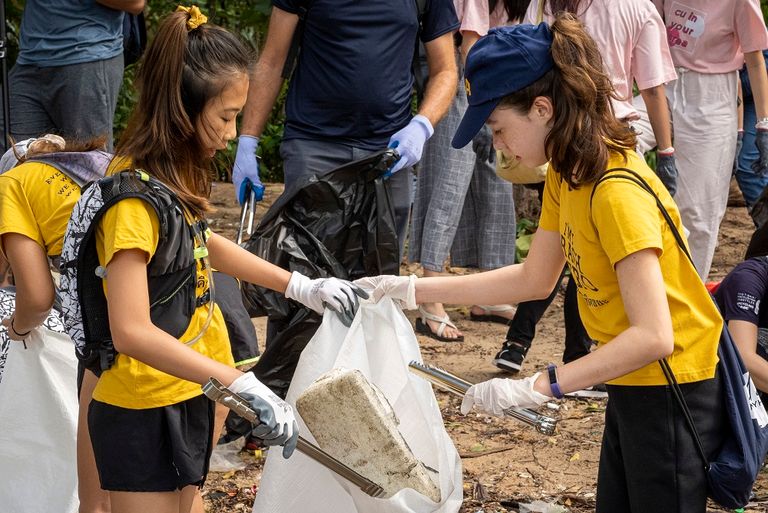 ليلي أثناء مشاركتها في إحدى حملات النظافة