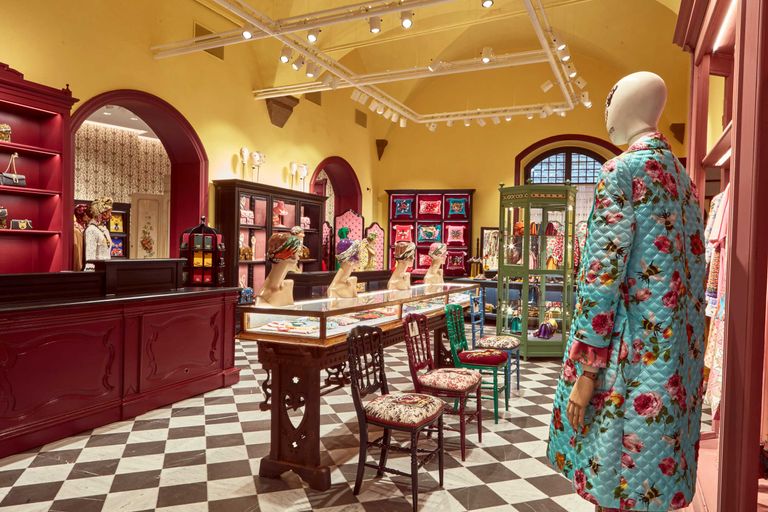 مطعم جوتشي أوستيريا يقع في بيازا ديلا سيجنوريا في فلورنسا