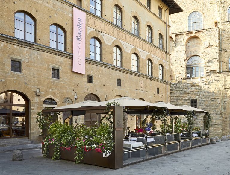 مطعم جوتشي أوستيريا يقع في بيازا ديلا سيجنوريا في فلورنسا