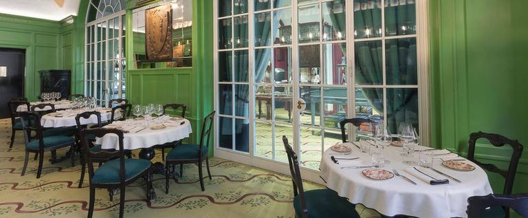 مطعم جوتشي أوستيريا يقع في بيازا ديلا سيجنوريا في فلورنسا