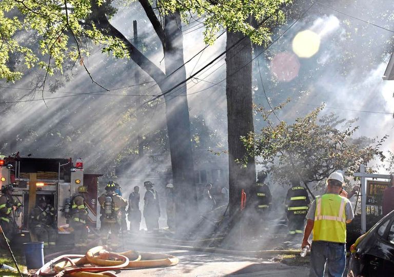 الرجل شوهد وهو يقف أمام منزله قبل الانفجار