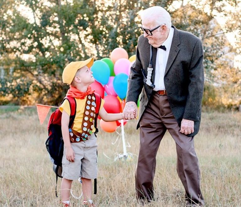 الطفل إيليا مع جدي والدته