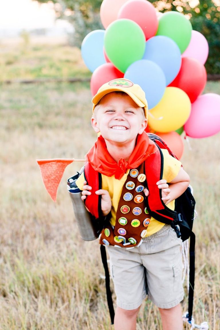 الطفل إيليا مع جدي والدته