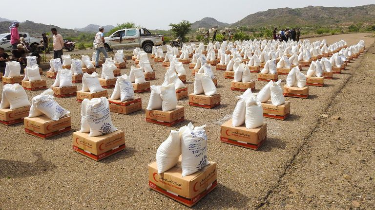 مساعدات غذائية إماراتية لأهالي المحافظات اليمنية المحررة