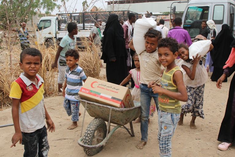 مساعدات غذائية إماراتية لأهالي المحافظات اليمنية المحررة