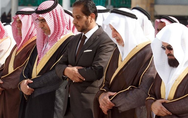 أمير مكة ومرافقوه بعد غسل الكعبة من الداخل