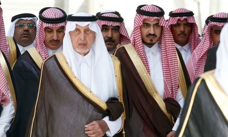 أمير مكة ومرافقوه بعد غسل الكعبة من الداخل