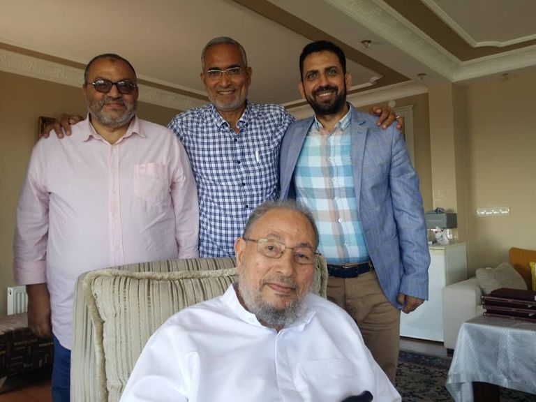 القيادي الإخواني الهارب وسط عناصر إخوانية برفقة مفتي الإرهاب يوسف القرضاوي ملاحقات أمنية مصرية لقيادات الإخوان الفارين بالتنسيق مع السودان