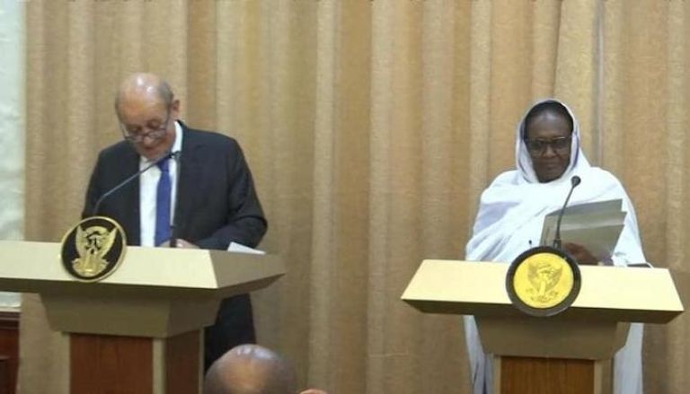 جانب من المؤتمر الصحفي بين وزير الخارجية الفرنسي ونظيرته السودانية