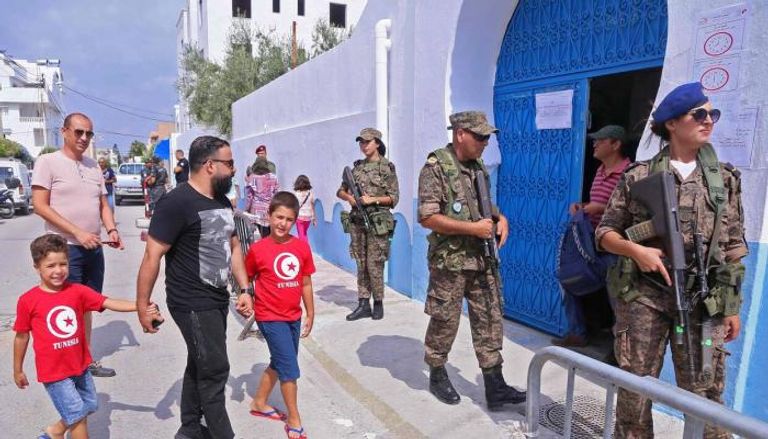 تونسيون يتوجهون لمراكز الاقتراع لاختيار رئيسهم الجديد