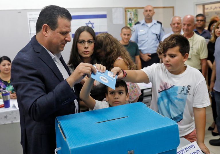 رئيس القائمة العربية خلال الإدلاء بصوته 