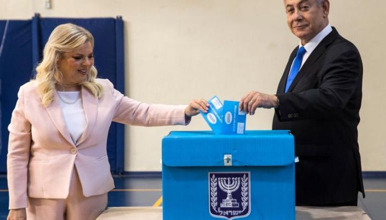 نتنياهو وزوجته سارة خلال الاقتراع 