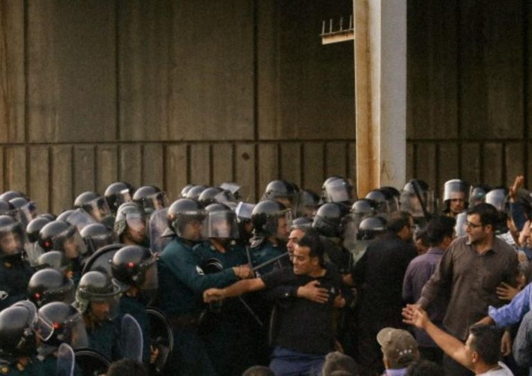 جانب من الاشتباكات اشتباكات بين الوحدات الخاصة وعمال إيرانيين