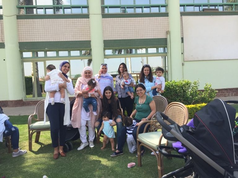 الشابة المصرية جيسي رضوان مع طفلتها