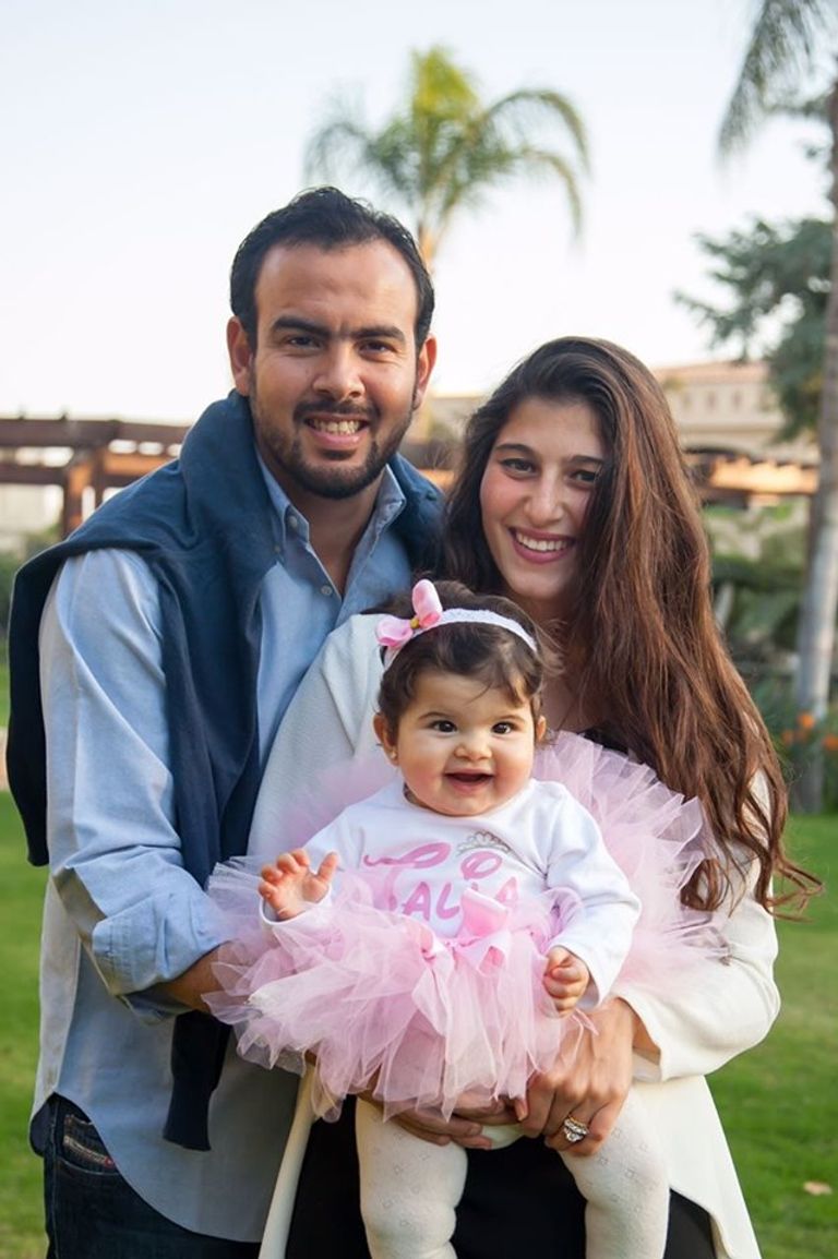 الشابة المصرية جيسي رضوان مع طفلتها