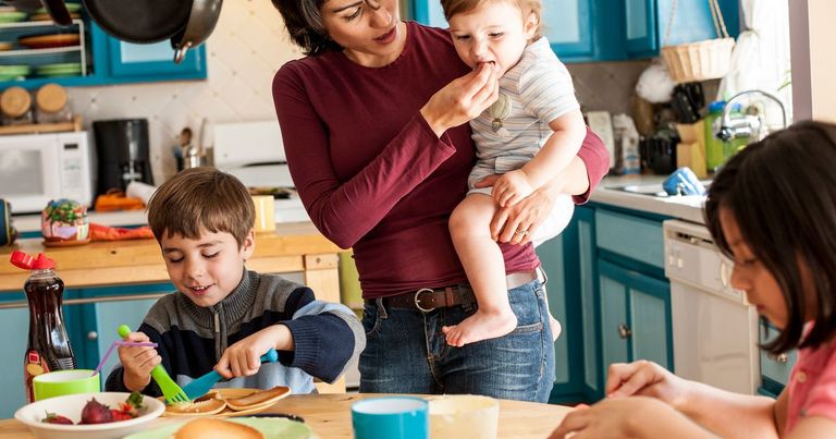 6 أنواع من الأمهات نصادفهم أول يوم دراسة