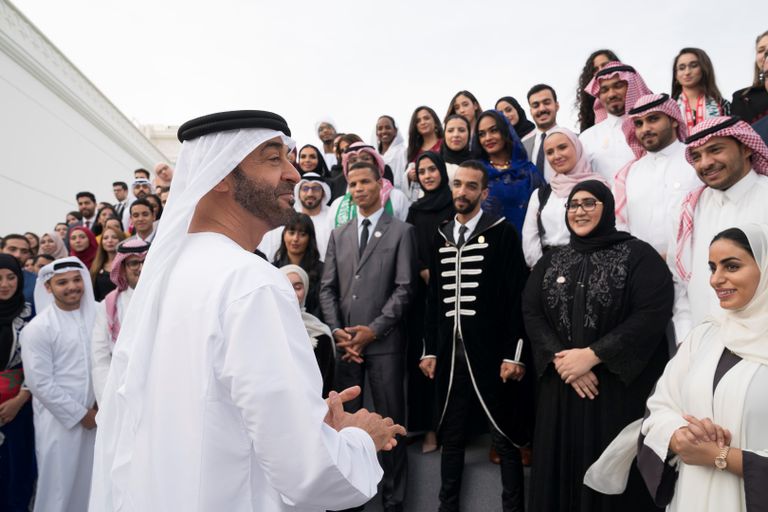 محمد بن زايد يستقبل المشاركين ببرنامج القيادات الإعلامية الشابة