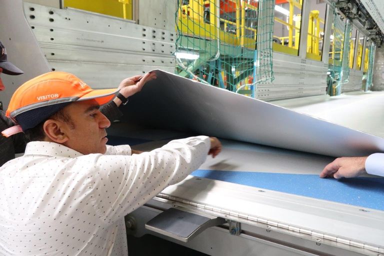 وفد إماراتي يتفقد تصنيع معدات مسار 2020 لمترو دبي في بولندا