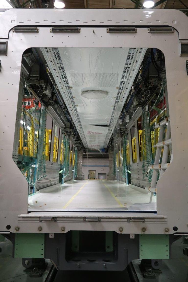 وفد إماراتي يتفقد تصنيع معدات مسار 2020 لمترو دبي في بولندا