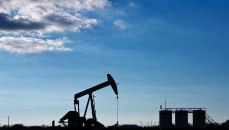 أسعار النفط تنخفض مع تفاؤل بشأن الإمدادات