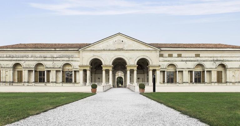 مدينة مانتوفا الإيطالية