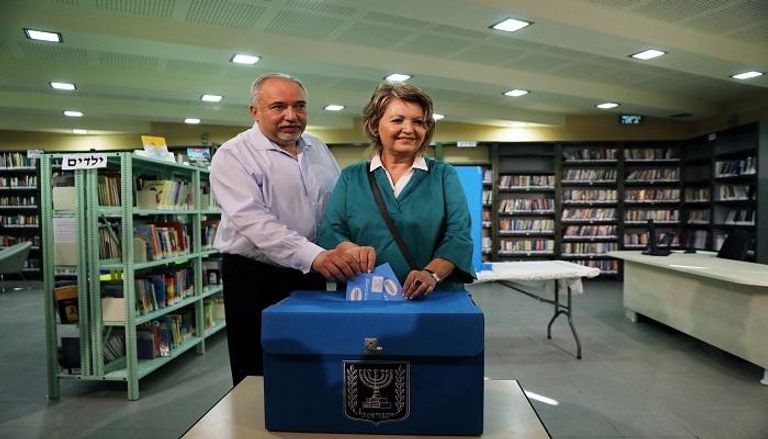 أفيجدور ليبرمان يدلي بصوته في الانتخابات البرلمانية الإسرائيلية
