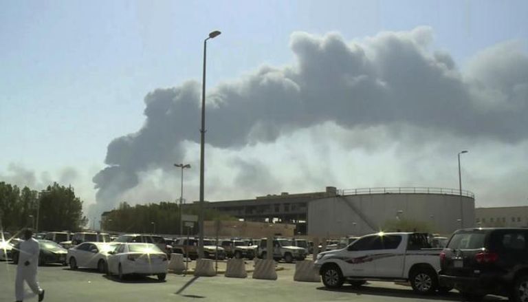 دخان في موقع الهجوم على منشآت نفطية بالسعودية - أرشيفية