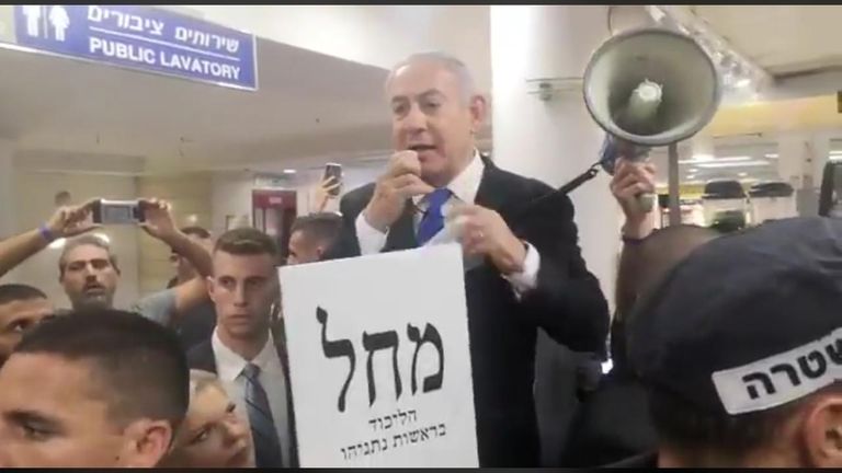 نتنياهو يستخدم مكبر الصوت