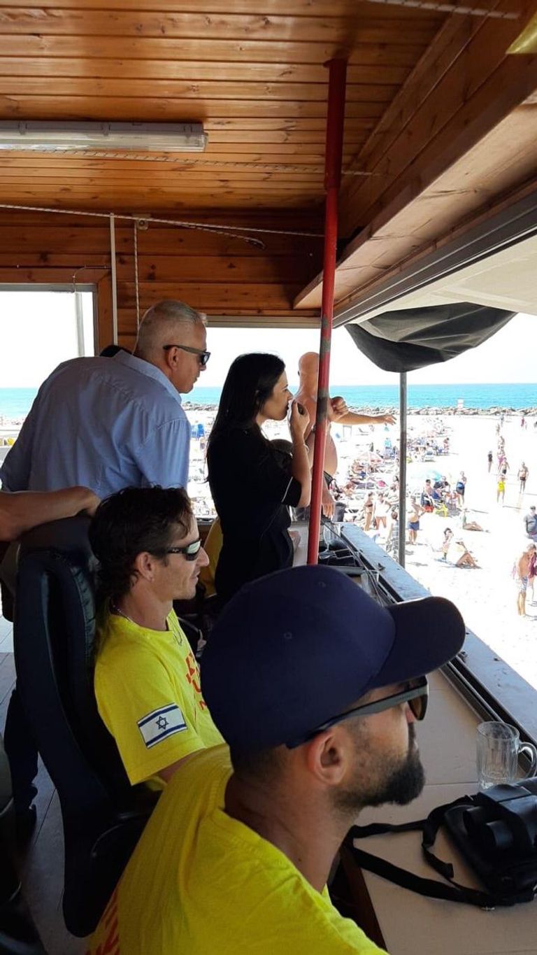 نتنياهو يستخدم مكبر الصوت