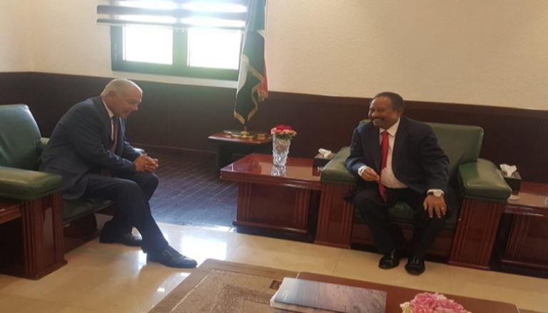 الأمين العام لجامعة الدول العربية خلال لقاء رئيس الوزراء السوداني