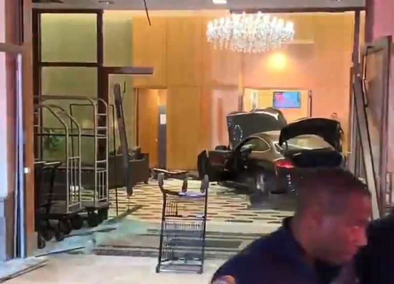 اصطدام سيارة بمبنى ترامب بلازا