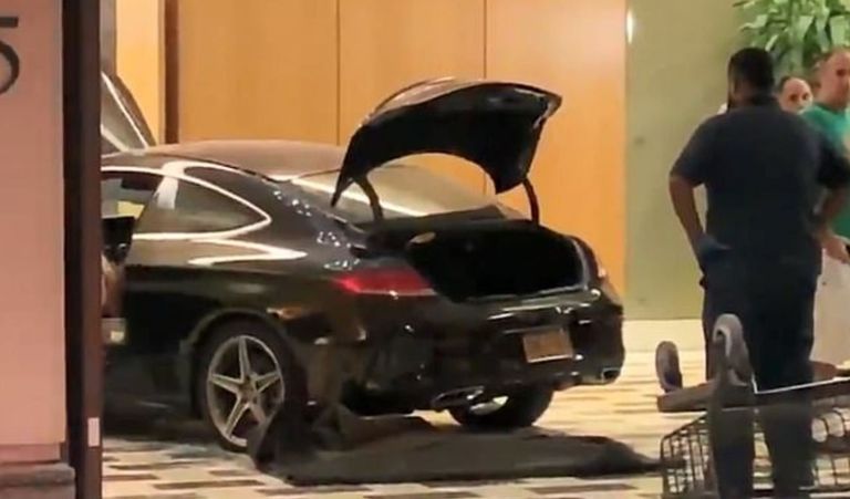 اصطدام سيارة بمبنى ترامب بلازا