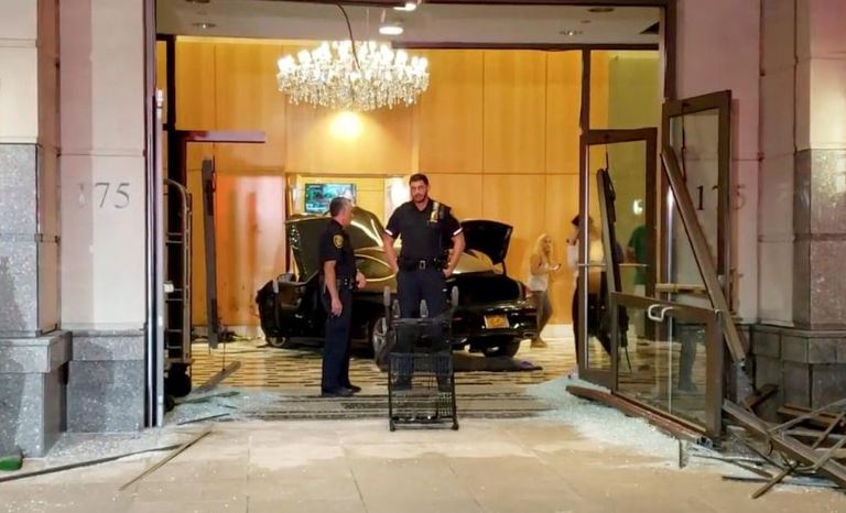 اصطدام سيارة بمبنى ترامب بلازا