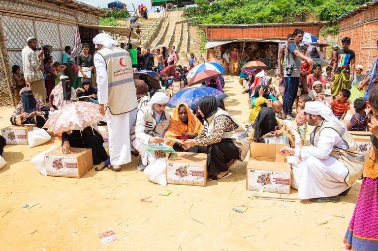 الهلال الأحمر الإماراتي يوزع مساعدات على الروهينجا