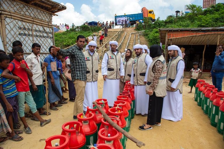 الهلال الأحمر الإماراتي يوزع مساعدات على الروهينجا